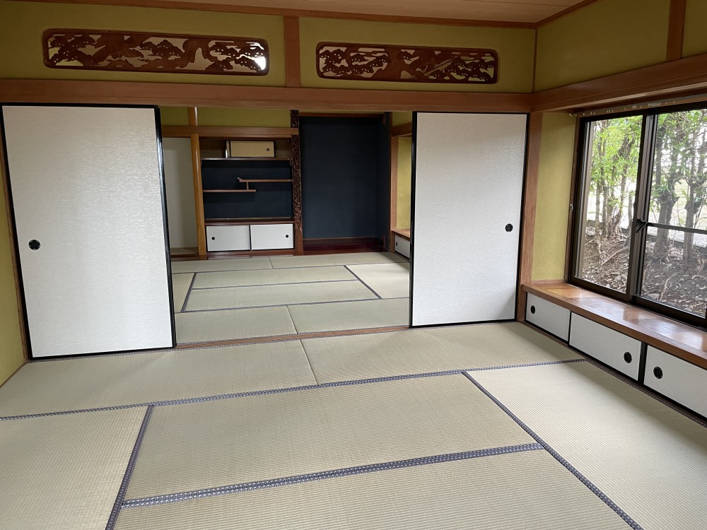 家の東側は和室が3間続いています 窓が大きく明るい 家の東側は和室が3間続いています 窓が大きく明るい