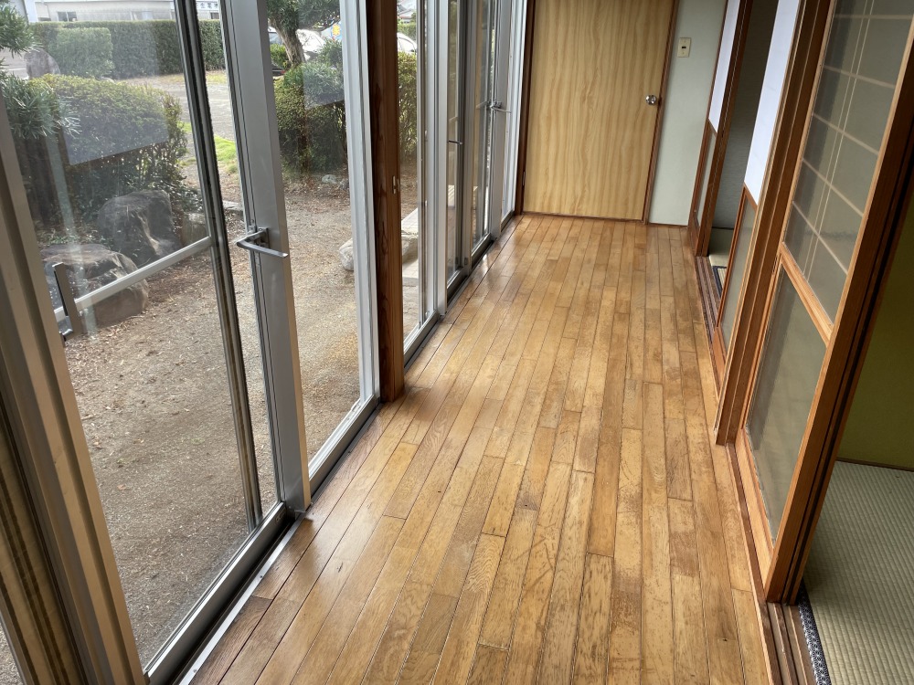 縁側からは暖かい日光が差して来ます 縁側からは暖かい日光が差して来ます