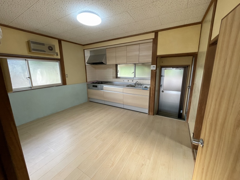 真新しい床壁の6畳ほどのダイニングキッチン(キッチン) 真新しい床壁の6畳ほどのダイニングキッチン(キッチン)